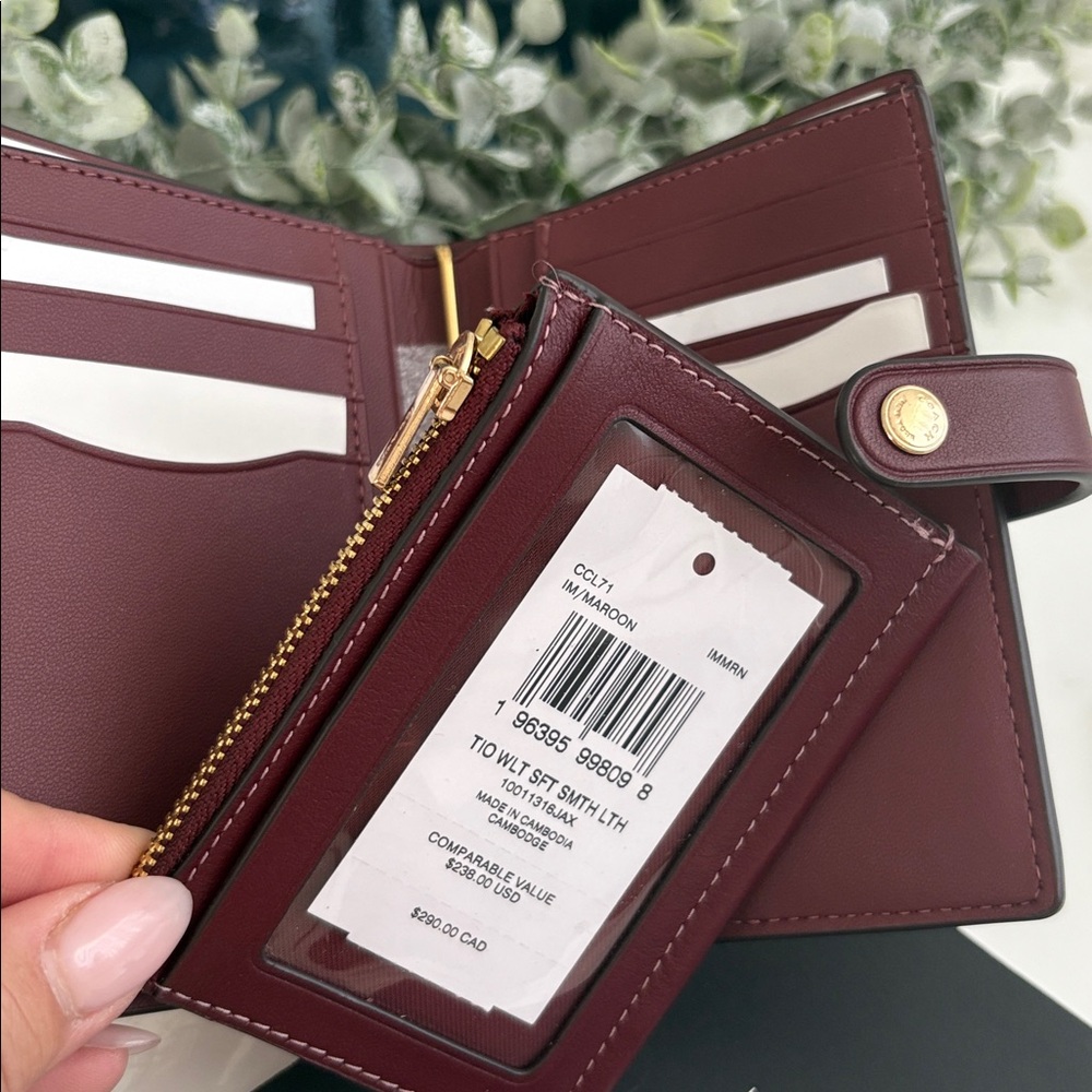 Coach Small Leather Wallet in Burgundy with Gold Logo - Picture 5 of 6
